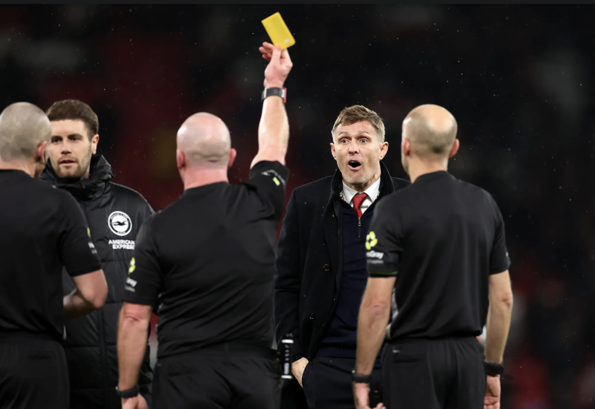 Darren Flethcer nhan the vang tu trong tai Simon Hooper